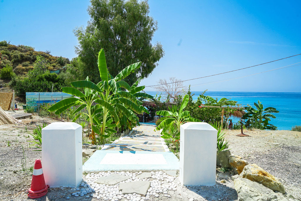 Beach Taverna Nikolas është një restaurant me kuzhine greke, i ndodhur në një nga plazhet më të bukura të Shqipërisë. 